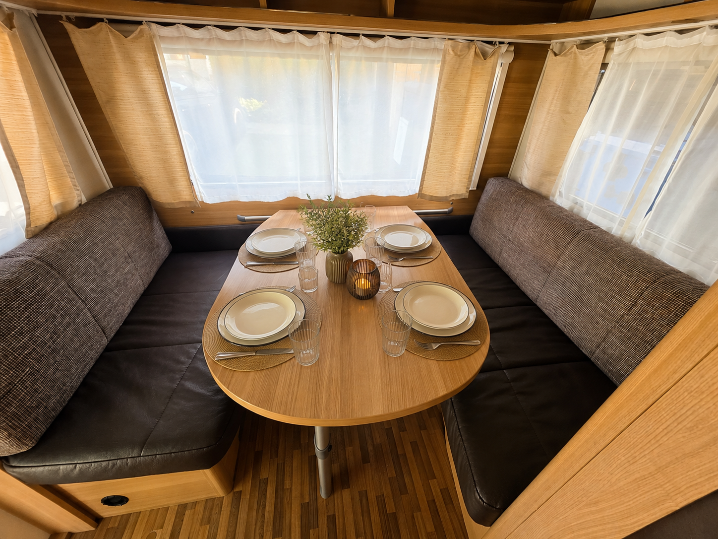 gemütliche wohnmobil dinette für vier personen