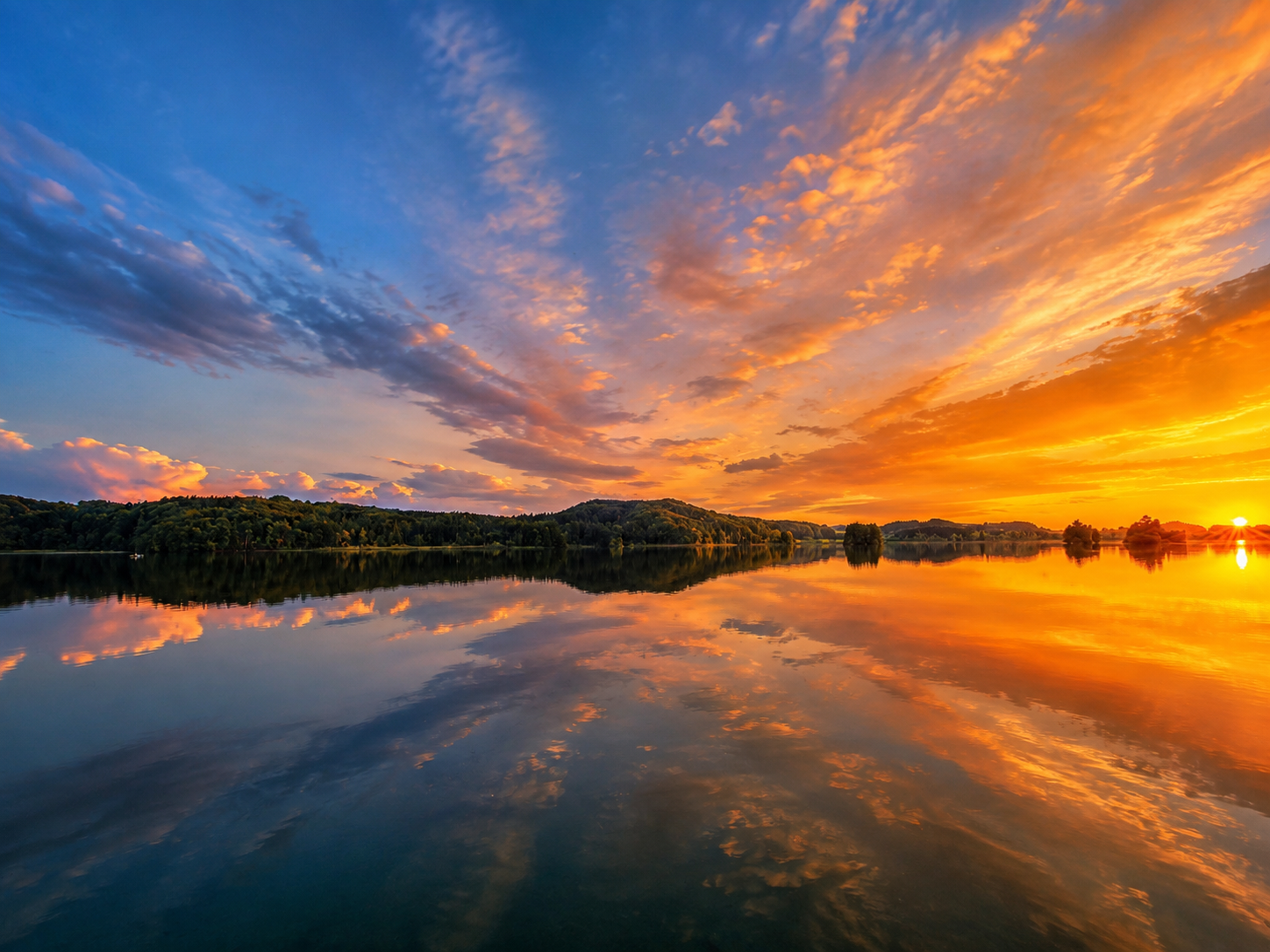spiegelnder see im goldenen sonnenuntergang