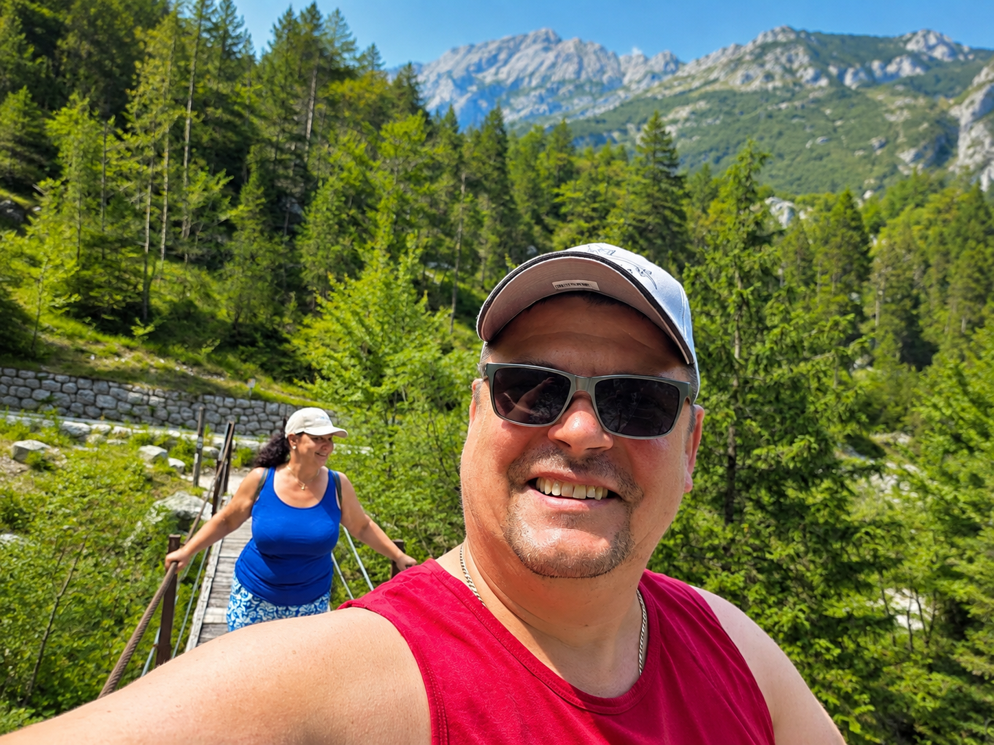wanderer selfie auf der bergbrücke